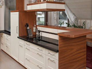 Einbauküche in Nussbaum mit lackierten Fronten, Bau- und Möbelschreinerei Mihm GmbH & Co. KG Bau- und Möbelschreinerei Mihm GmbH & Co. KG Built-in kitchens Wood Wood effect