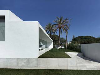 KRION in the minimalist “Breeze House” by Fran Silvestre Arquitectos, KRION® Porcelanosa Solid Surface KRION® Porcelanosa Solid Surface Rumah Modern
