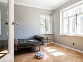 Homestory: Neues Leben für ein 30er Jahre Wohnhaus in Tallinn, Baltic Design Shop Baltic Design Shop 客廳 木頭 White