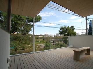 スキップフロアの家, ARCHIXXX眞野サトル建築デザイン室 ARCHIXXX眞野サトル建築デザイン室 Modern balcony, veranda & terrace Wood Wood effect