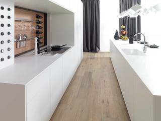 Oak and KRION Snow White in the Emotions E4.00 kitchen from PORCELANOSA Kitchens, KRION® Porcelanosa Solid Surface KRION® Porcelanosa Solid Surface Modern kitchen