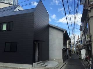 天神橋の家 / 大阪市 屋上テラスのある都市型３階建て住宅, 一級建築士事務所 Coo Planning 一級建築士事務所 Coo Planning Nhà phong cách tối giản Kim loại