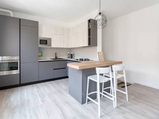 CRT / Ristrutturazione di un appartamento, HV8 HV8 مطبخ ذو قطع مدمجة خشب Wood effect