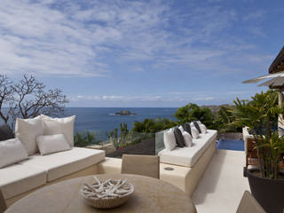 El Paraíso hecho Casa: Vista al mar, Roof Garden y Piscina en el mismo Lugar, Mayúscula Arquitectos Mayúscula Arquitectos トロピカルデザインの テラス