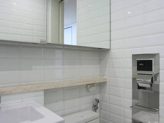 homify Modern Bathroom White