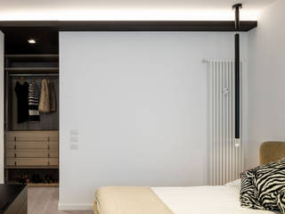 La camera padronale homify Camera da letto moderna Legno Effetto legno soffitto nero,illuminazione LED,cabina armadio