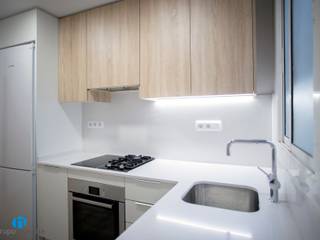 Reforma integral de vivienda en calle Loreto de Barcelona, Grupo Inventia Grupo Inventia Built-in kitchens Wood-Plastic Composite