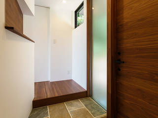 haus-agit, 一級建築士事務所haus 一級建築士事務所haus Modern corridor, hallway & stairs Wood White