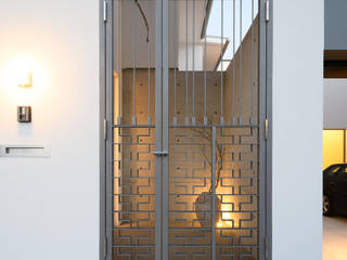 I♥bb, 風景のある家.LLC 風景のある家.LLC Modern Corridor, Hallway and Staircase Iron/Steel