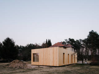 Bestensee - Extension of an One-Family-House, JAN RÖSLER ARCHITEKTEN JAN RÖSLER ARCHITEKTEN Casas de madeira Madeira Acabamento em madeira