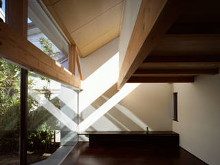 光をつなぐ家, 西島正樹／プライム一級建築士事務所 西島正樹／プライム一級建築士事務所 Living room Wood Wood effect