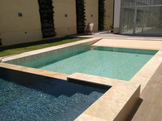 PROYECTOS VARIOS DE PISCINAS, Premier Pools S.A.S. Premier Pools S.A.S. Giardino con piscina