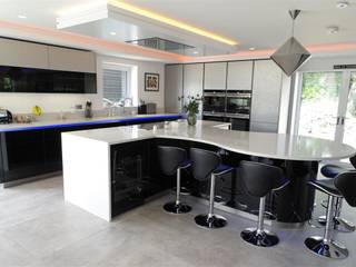 High Gloss Black and White Kitchen with Dramatic Lighting, PTC Kitchens PTC Kitchens Modern kitchen