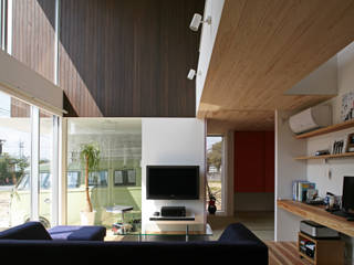 ”愛車と暮らす”憧れをカタチにした家, kisetsu kisetsu 北欧デザインの リビング 木 木目調