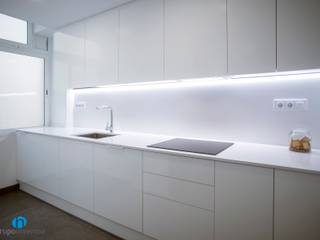 Reforma de cocina en Passeig de Sant Joan de Barcelona, Grupo Inventia Grupo Inventia Built-in kitchens Wood-Plastic Composite