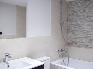 Reforma integral en calle Pere Blai de Barcelona, Grupo Inventia Grupo Inventia Modern bathroom Tiles