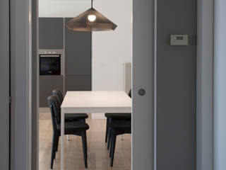 Appartamento RF, Margherita Mattiussi architetto Margherita Mattiussi architetto Modern corridor, hallway & stairs Grey