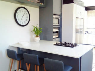 Crisp White & Blue-grey Kitchen project completed in Mooikloof, Pretoria., Ergo Designer Kitchens & Cabinetry Ergo Designer Kitchens & Cabinetry مطبخ ذو قطع مدمجة MDF