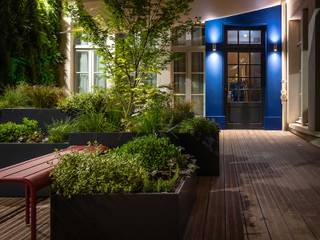 Composition végétale pour Hôtel de prestige avec les jardinières sur mesure IMAGE’IN, ATELIER SO GREEN ATELIER SO GREEN Balcon, Veranda & Terrasse modernes