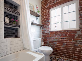 Pattern and Texture: A Bold, Yet Simple, Bathroom, Laura Medicus Interiors Laura Medicus Interiors Banheiros ecléticos