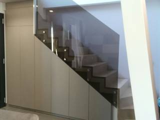 Mobile per chiusura sottoscala, PERCORSOARREDO PERCORSOARREDO Escaleras Derivados de madera Transparente
