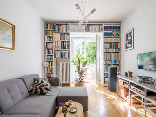 White converted flat with polish art-deco furniture, Marmur Studio Marmur Studio Skandinavische Wohnzimmer Holz Holznachbildung