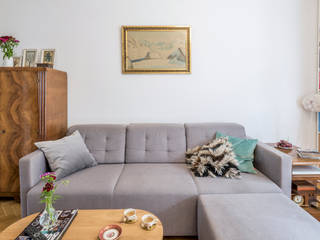 White converted flat with polish art-deco furniture, Marmur Studio Marmur Studio Salas / recibidores