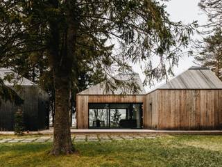 Estnische Wurzeln neu interpretiert – ein Sommerhaus vereint alte Traditionen mit modernem Look, Baltic Design Shop Baltic Design Shop Casas escandinavas Madeira Castanho