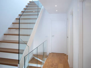 Casa de obra nueva en Poble Nou, Grupo Inventia Grupo Inventia Stairs Wood Wood effect
