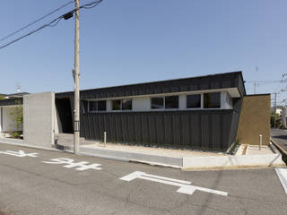 L字の家, toki Architect design office toki Architect design office Casa di legno Metallo Grigio