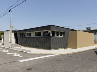 L字の家, toki Architect design office toki Architect design office Rumah Modern Metal Grey