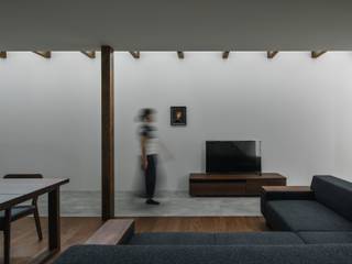 ishibehigashi house, ALTS DESIGN OFFICE ALTS DESIGN OFFICE Modern corridor, hallway & stairs