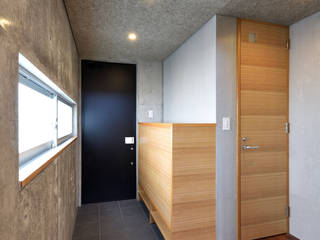 ２１坪の住まい, プラソ建築設計事務所 プラソ建築設計事務所 Modern corridor, hallway & stairs