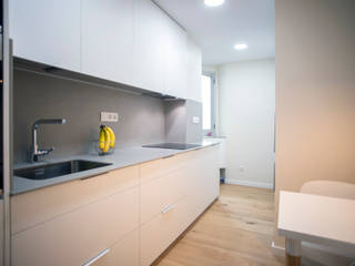 Reforma de cocina en calle Castella de Barcelona, Grupo Inventia Grupo Inventia Built-in kitchens Wood-Plastic Composite