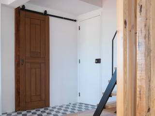 Apartamento . Lisboa . Reabilitação . Remodelação . Graça, aponto aponto industrial style corridor, hallway & stairs. Grey