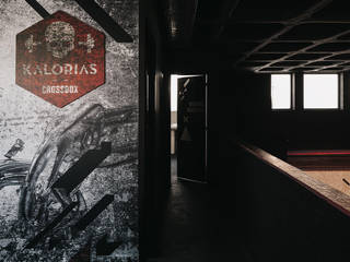 Kalorias crossbox | Reconverção de uma oficina em box de crossfit, Estúdio AMATAM Estúdio AMATAM Industrial style bars & clubs Black