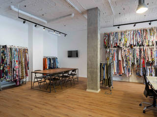 SHOWROOM TEXTIL EN A CORUÑA, DISEÑO&ARQUITECTURA DISEÑO&ARQUITECTURA Oficinas y bibliotecas de estilo industrial