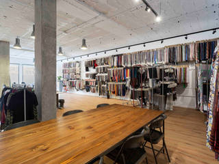 SHOWROOM TEXTIL EN A CORUÑA, DISEÑO&ARQUITECTURA DISEÑO&ARQUITECTURA Oficinas y bibliotecas de estilo industrial