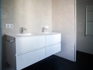 Reforma integral en casa de Sant Just Desvern, Grupo Inventia Grupo Inventia Modern bathroom Wood-Plastic Composite