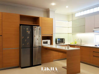 DAPUR 'LETTER U' DAN AREA MAKAN di Samiaji, Bandung, Likha Interior Likha Interior Built-in kitchens پلائیووڈ Wood effect