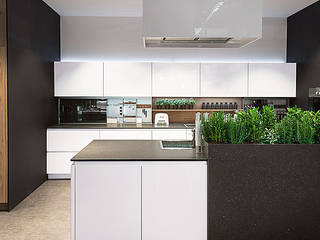 Cucine moderne, ROOM 66 KITCHEN&MORE ROOM 66 KITCHEN&MORE Built-in kitchens