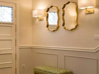 Diseño interior de vivienda con salón y cocina en verde y blanco, Sube Interiorismo Sube Interiorismo Corredores, halls e escadas clássicos Bege