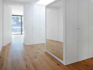 Moradia da Torrinha - Parador, Accoya & Lunawood, Banema S.A. Banema S.A. Modern dressing room Engineered Wood Transparent