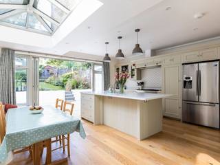 Open Plan Kitchen and Dining Room homify Cucina in stile classico Bianco Roof lantern,Open plan,Wood flooring