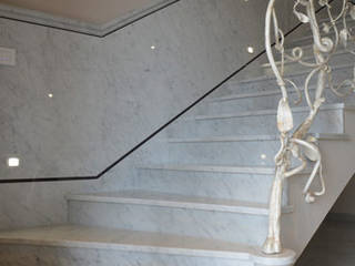 Scala in marmo bianco di Carrara C per cascina nel Roero, Canalmarmi e Graniti snc Canalmarmi e Graniti snc Stairs Marble