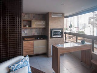 Apartamento com varanda gourmet, Bernal Projetos - Arquitetos em Salvador Bernal Projetos - Arquitetos em Salvador بلكونة أو شرفة