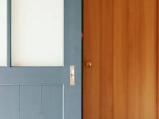 内と外を渡る家, ELD INTERIOR PRODUCTS ELD INTERIOR PRODUCTS Eclectic style doors Wood