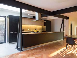 Casa El Bosque, Crescente Böhme Arquitectos Crescente Böhme Arquitectos Built-in kitchens Iron/Steel