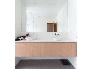 Casa El Bosque, Crescente Böhme Arquitectos Crescente Böhme Arquitectos Minimalist bathroom Wood Wood effect