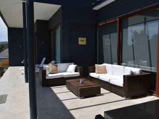 CASA SANFUENTES-MAITENCILLO, AOG AOG Balkon, Beranda & Teras Modern Komposit Kayu-Plastik Black